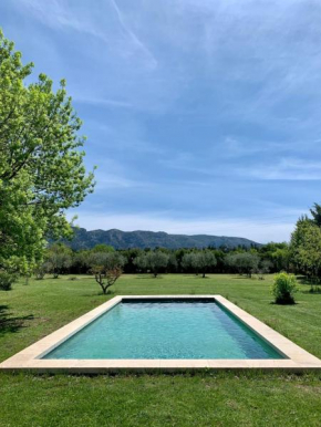 House with heated swimming pool and breathtaking views of the Luberon